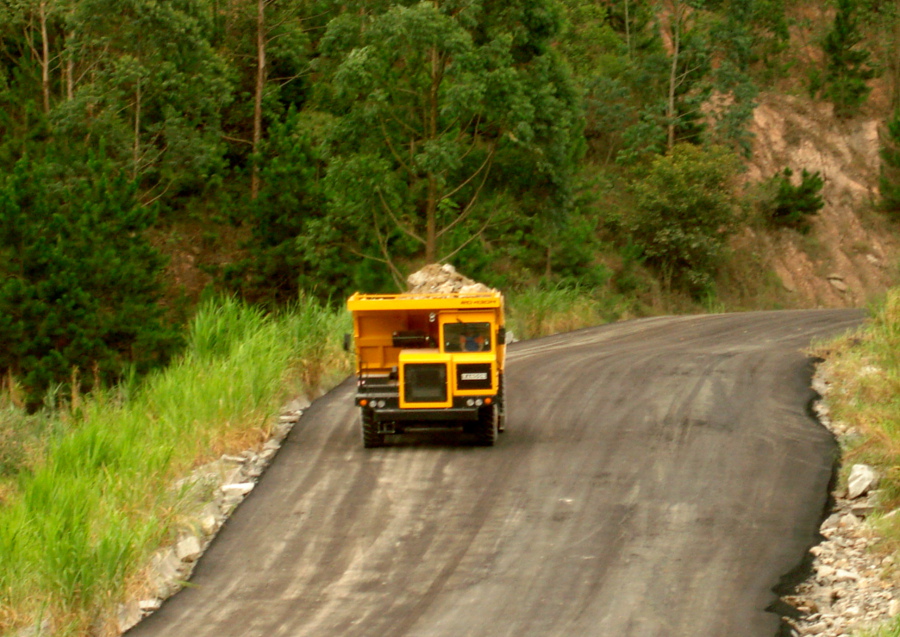 Caminhão em via de acesso da unidade